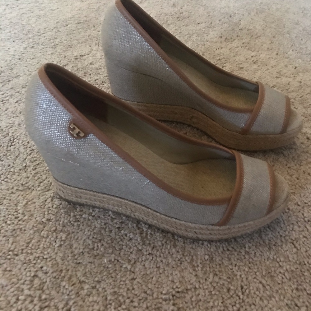 Tory Burch beige /gold wedges